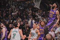 這一幅也是世界名畫！老詹快攻劈扣，籃下的貝恩瞪大雙眼