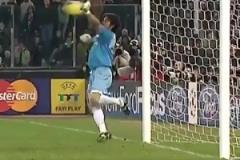 卡洛斯的任意球很恐怖？布馮：單手就能撲！