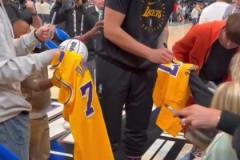 東契奇這人氣真可以！在灰熊主場也這么多球迷追著要簽名