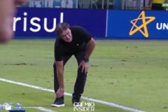 球隊被進球！場邊庫卡憤怒踢球把自己搞傷！