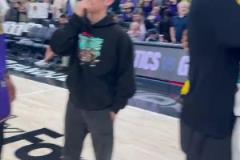 八村塁和河村勇輝倆日本球員賽后寒暄，莫蘭特也過來湊熱鬧了