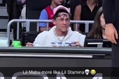 這么大膽？此前火箭vs掘金，疑似一對情侶在烏度卡身后做刺激的事