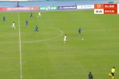 離奇出擊！佛山南獅門將在有后衛防守的情況下，出擊送空門