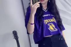 黑絲美女詹密表白詹姆斯：我愛(ài)老詹!我愛(ài)湖人!