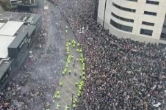 時(shí)隔70年再奪冠！紐卡奪冠游行30萬人擠滿街道！