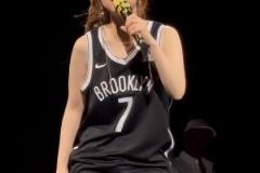 好聽！鄧紫棋在籃網主場開演唱會 穿籃網7號球衣唱《海闊天空》