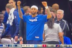 球隊(duì)大比分領(lǐng)先時沃克場邊嗨搖，若隱若現(xiàn)