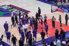 看起來傷得挺嚴(yán)重！杜蘭特在隊友們的攙扶下艱難離開球場