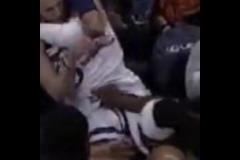 出生啊！沖突中，斯圖爾特用力抓迪文胯下