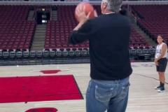 老球迷看背影能認出這是哪位公牛名宿嗎？？？