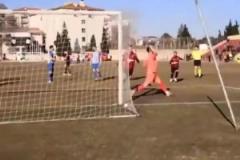 明目張膽了是吧！在荷蘭較低的聯賽中，裁判打進了一粒進球！