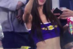 導播先等等！被場邊的湖人女球迷美到了