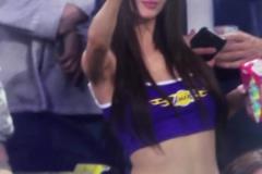 今日火湖大戰最后時刻，烏度卡身后一女球迷拿手機妖嬈自拍