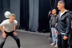 這動(dòng)作強(qiáng)啊！小伙空翻襠部接球讓C羅驚呼