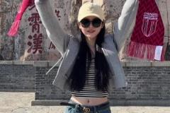 成都美女球迷爬泰山為主隊助威