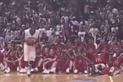 父與子！18歲詹姆斯與19歲布朗尼，參加肯德基扣籃大賽動作對比！