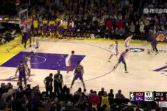 差點要命了！詹姆斯最后時刻單挑申京想造犯規，結果離譜失誤！