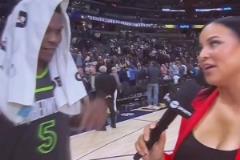 有福同享！華子賽后招呼沃克過來，一起接受豐滿女記者采訪