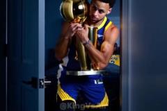 美國網友用AI惡搞：庫里偷走老詹15-16賽季冠軍獎杯，隨后被老詹親手逮捕