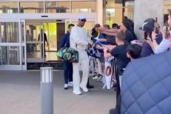 巴特勒在賽前簽了庫里的球衣。真英雄惺惺相惜