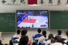 這老師太好了吧！老師在教室內大屏幕給學生播放火箭湖人大戰~
