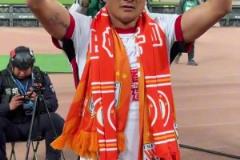 廖力生賽后走向泰山隊球迷謝場，留下了眼淚