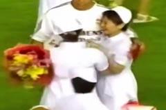 大羅受到中國護士姐姐追捧，小貝被啦啦隊簇擁小貝看著一臉懵