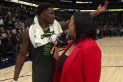 愛德華茲賽后采訪將沃克叫到身邊：他才是今天的MVP！