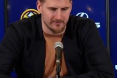 約老師 ！要不考慮一下湖人，他們迫切需要一個中鋒