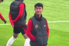 痞帥，網友拍到韋世豪對陣國安賽前熱身雙手插兜朝看臺微笑