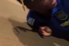 尼科打乒乓球輸給亞馬爾后接受懲罰，滑稽的樣子給亞馬爾笑麻了！