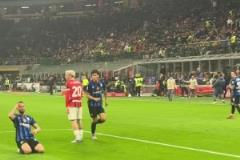 現場實拍：恰爾汗奧盧米蘭德比破門后選擇滑跪慶祝