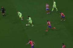 一氣呵成！亞馬爾連停帶過外圍抽射偏出球門！