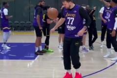 東契奇訓練中展示足球技巧 頭球助攻自己命中三分球！