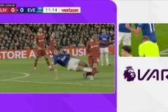 廢人動作！塔科夫斯基解圍亮鞋釘飛鏟踢倒麥卡染黃！