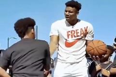 聯(lián)盟球星戲耍小學(xué)生名場(chǎng)面！這操作就有點(diǎn)不講武德了！