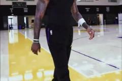 太慘了！老鷹球迷互動時疑似前交叉韌帶撕裂！主持人都無語了……