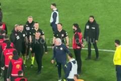 忍無(wú)可忍！現(xiàn)場(chǎng)視頻拍攝穆帥抓住對(duì)手教練鼻子全程！