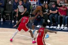 有苦說不出小卡下球突然被打一巴掌 裁判無視&反被打2+1