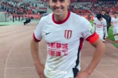 客場大勝泰山，蓉城全隊賽后謝場向成都遠征軍致意！