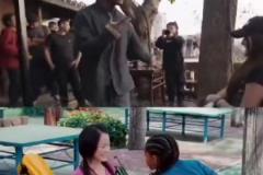 甲亢哥“調(diào)戲”小姐姐被打，重現(xiàn)《功夫夢》經(jīng)典橋段