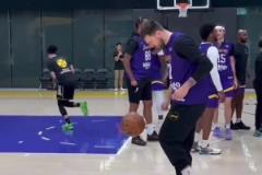 東契奇秀足球腳法，輕松自然，一看就是有天賦的