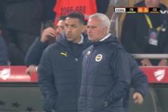 巨大爭(zhēng)議！加拉塔薩雷禁區(qū)明顯手球！主裁判視而不見(jiàn)拒絕判點(diǎn)！