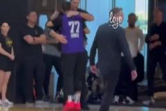 名宿來了大加索爾今日來到湖人訓(xùn)練館，與東契奇擁抱致意