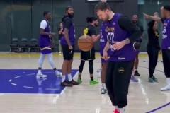 皇馬出品！東契奇訓(xùn)練中秀了一波顛球 肩膀停球后飚進(jìn)三分