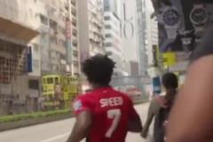 繃不住！甲亢哥一路追著公交車上的C羅這是超絕敏感肌！