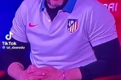 國王杯被巴薩淘汰后，西蒙尼被拍到坐在替補席強忍淚水