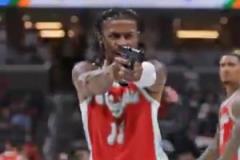 河里！網友惡搞：莫蘭特回防時突然掏手槍對著觀眾