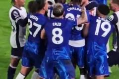 這啥精神狀態(tài)？甲亢哥在香港遇到一群小孩光膀子下跪