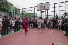 甲亢哥和“梅西”街頭1v1斗牛，進球后對“梅西”一頓怒吼